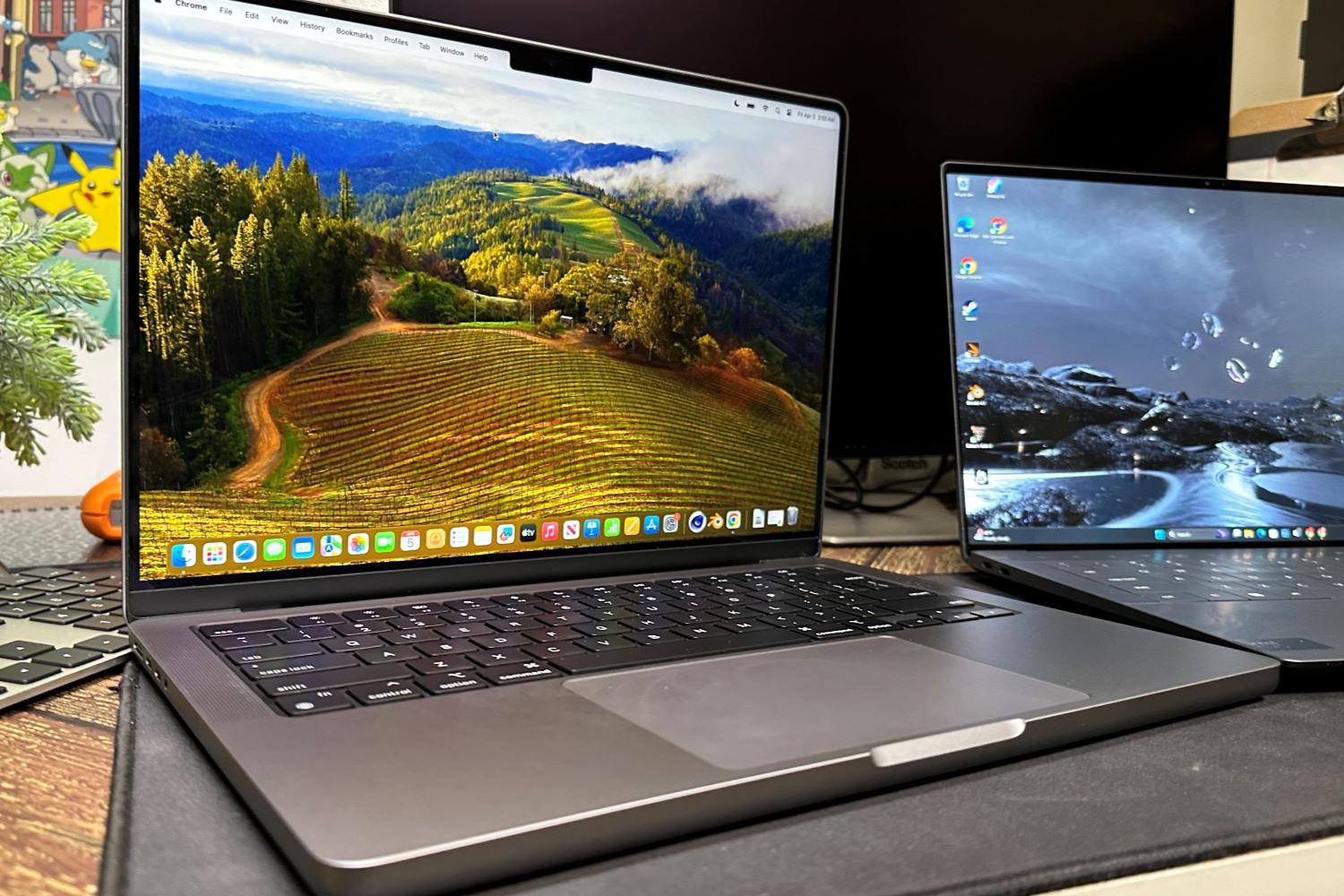 Macbook Pro M3 on main screen next to an XPS 13